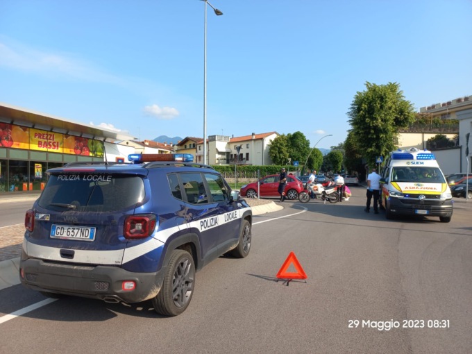 Nuovo incidente a Thiene, scontro tra un’auto e una moto sulla rotatoria