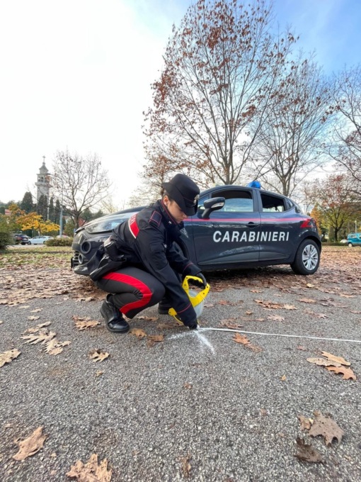 Tenta la fuga dopo aver causato un incidente, ma la sua auto “lo lascia a piedi”