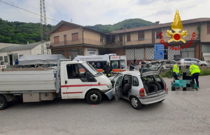 Scontro tra un furgone e un’auto: ferite 3 persone, il conducente intrappolato tra le lamiere