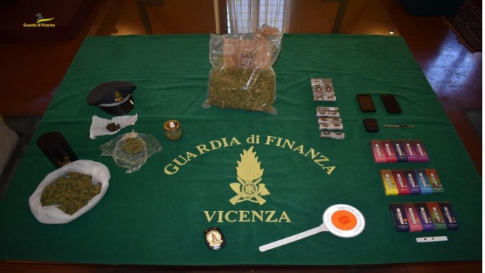 Fiamme gialle, lotta allo spaccio: sequestrati 2 kg di stupefacente e sigarette elettroniche usate come “spinelli”