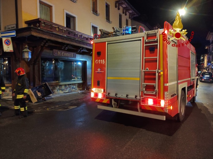L’incendio è scoppiato nel magazzino, ma il fumo ha invaso tutti i locali: il negozio di souvenir resta chiuso