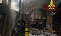 L'ex stalla adibita a ricovero collassa divorata dalle fiamme, saltati anche i vetri delle abitazioni vicine