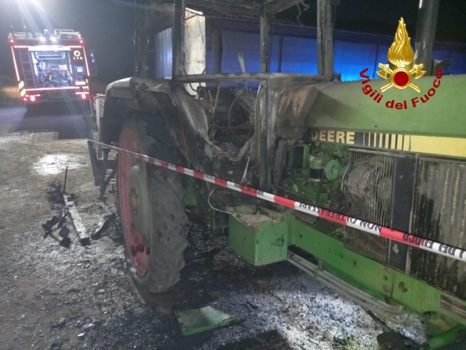 Lonigo, ricovero attezzi va a fuoco: danni ingenti