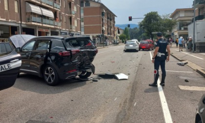 Violento tamponamento a Schio, quattro auto coinvolte: due feriti al Pronto soccorso