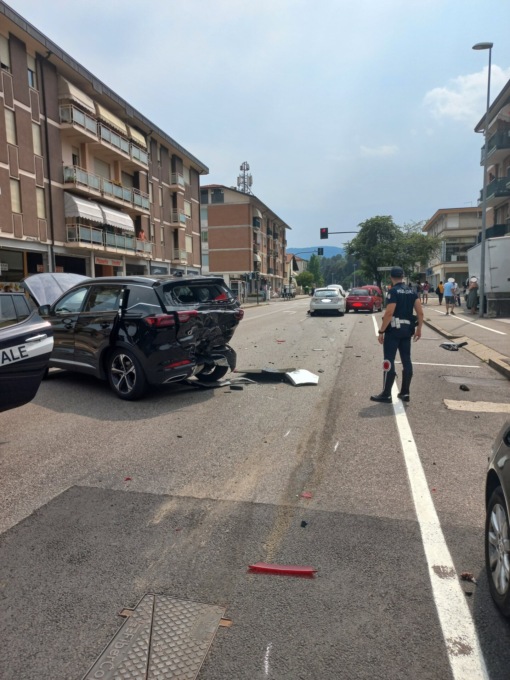Violento tamponamento a Schio, quattro auto coinvolte: due feriti al Pronto soccorso