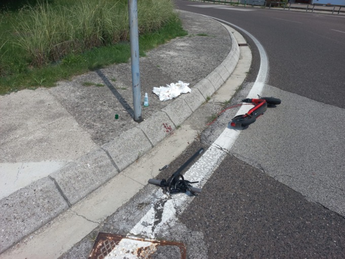 Schio, incidente tra auto e monopattino alla rotonda: un ferito