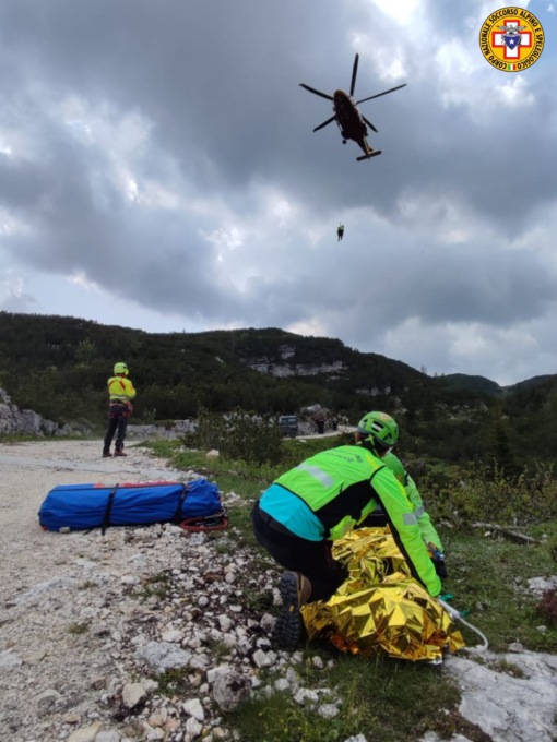 Enego, cade con la moto da enduro che gli finisce sopra le gambe