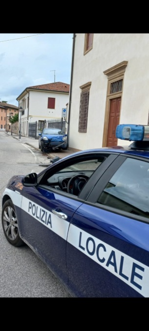 Perde il controllo dell’auto e si schianta contro il palo della luce: paura per una 57enne vicentina