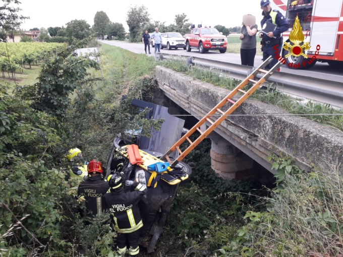 Brendola, le foto del furgone del corriere finito giù dal ponticello
