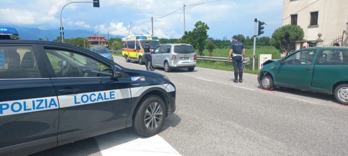 Non si accorge che l’auto davanti sta svoltando a sinistra, lo scontro è inevitabile: 53enne ferito