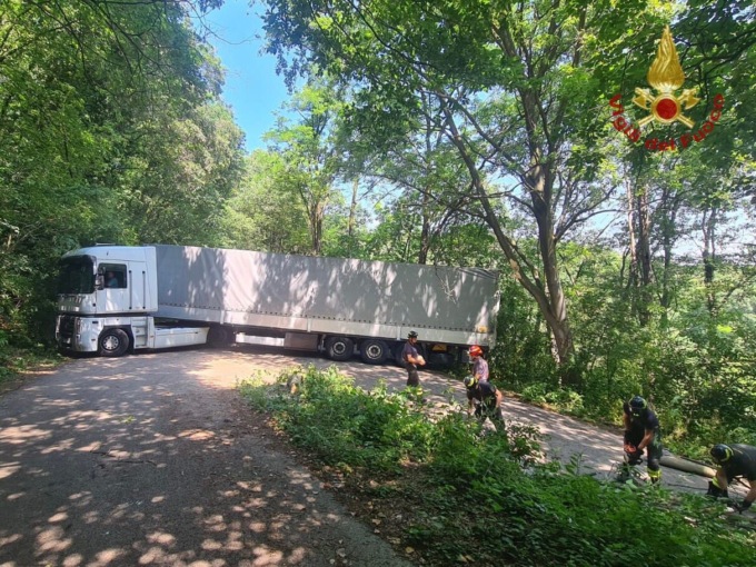 Autista si perde e rimane incastrato col Tir sotto gli alberi sulla salita per San Pancrazio