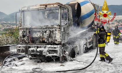 Brogliano, video e foto dell'incendio alla betoniera: l'autista si ferisce mentre abbandona la cabina