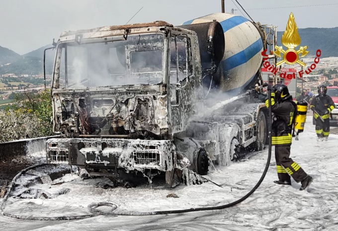 Brogliano, video e foto dell’incendio alla betoniera: l’autista si ferisce mentre abbandona la cabina