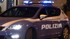 Coppia agli arresti domiciliari evade in bicicletta per una cenetta: la fuga romantica però si conclude in questura