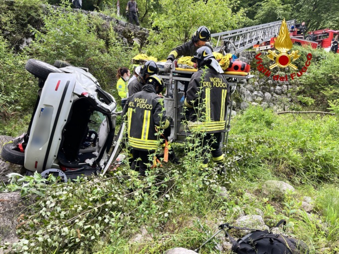 Esce di strada dopo un tornante e vola nel vuoto per 20 metri: le immagini del salvataggio