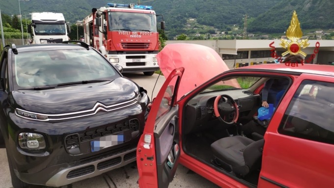 Tamponamento a catena: 4 auto coinvolte, tre feriti e una persona incastrata nelle lamiere