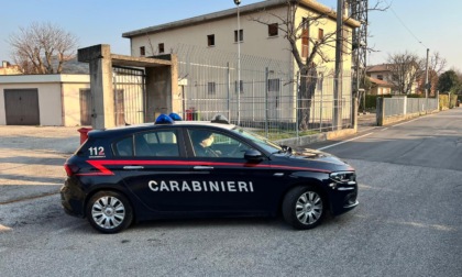 I carabinieri lo fermano e gli trovano addosso due dosi: 18enne li strattona per fuggire