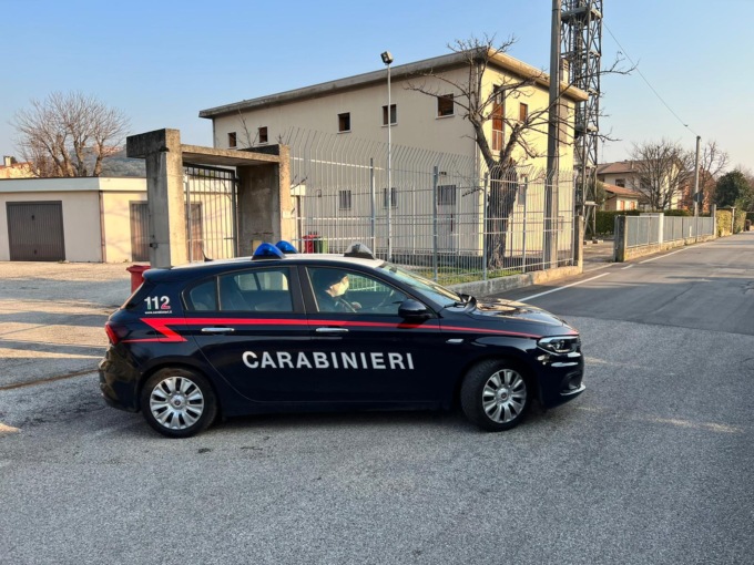 I carabinieri lo fermano e gli trovano addosso due dosi: 18enne li strattona per fuggire
