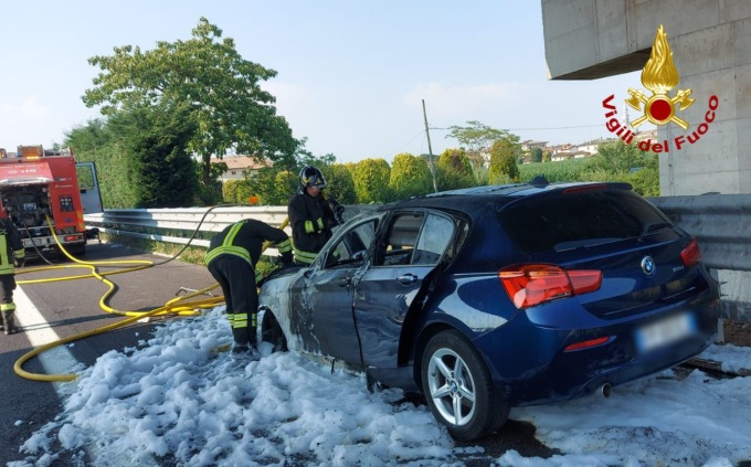 Un’altra auto prende fuoco in autostrada, la bmw serie 1 ora è da buttare