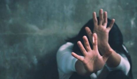 Violenta la nipote 17enne e cerca di nascondersi in provincia di Pavia: arrestato 35enne