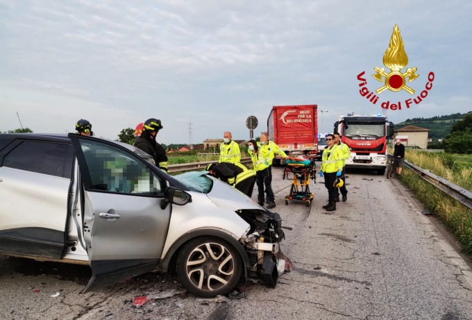 Montebello, tremendo frontale all’alba tra un camion e un’auto: l’automobilista è stato estratto dalle lamiere