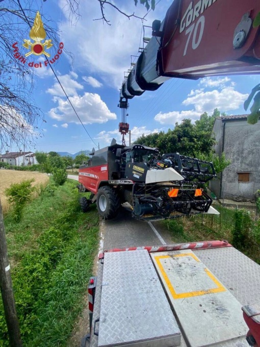 Mietitrebbia finisce fuori strada, circolazione bloccata per tutto il pomeriggio