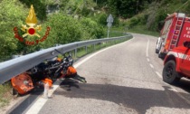 Centauro miracolato: la moto finisce incastrata sotto il guard rail