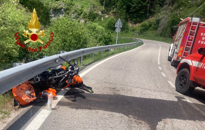 Centauro miracolato: la moto finisce incastrata sotto il guard rail