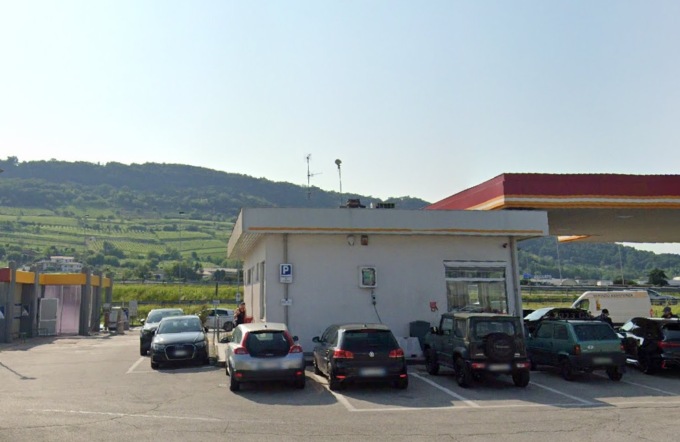 Auto ferma in un’area di servizio, dentro c’è un passeggero morto con la cintura di sicurezza allacciata