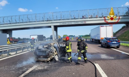 Auto prende fuoco dopo un tamponamento in A4: difficoltà nei soccorsi per la galleria intasata dalle auto