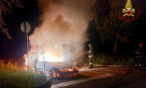 Auto a fuoco nella notte, il conducente si è messo in salvo appena in tempo