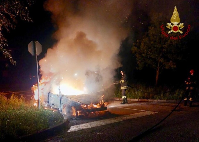 Auto a fuoco nella notte, il conducente si è messo in salvo appena in tempo