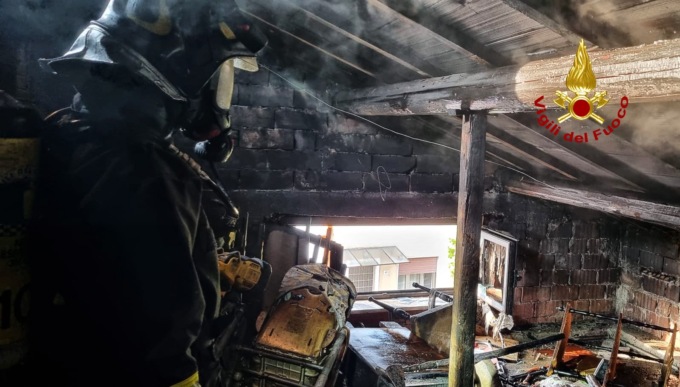 Il forte odore di fumo e poi la scoperta: le fiamme stavano divorando il sottotetto usato come deposito