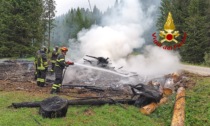 A fuoco una catasta di legna: le fiamme hanno danneggiato anche la linea telefonica