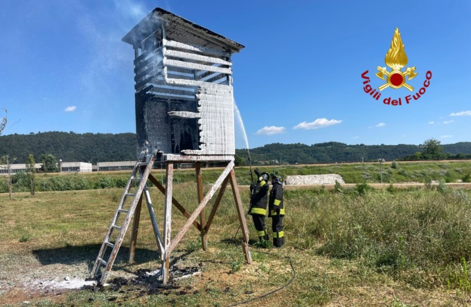 Trissino, fiamme al parco giochi: danneggiata una casetta per osservare gli uccelli