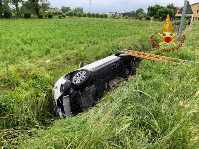 Perde il controllo dell’auto, butta giù un palo della luce e finisce rovesciata nel fosso