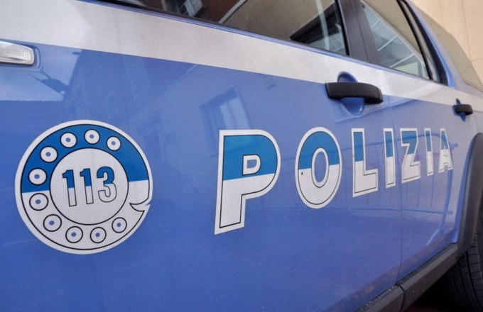 Si denuda, picchia e oppone resistenza alla polizia: nottata movimentata tra il casello di Vicenza Ovest e la questura