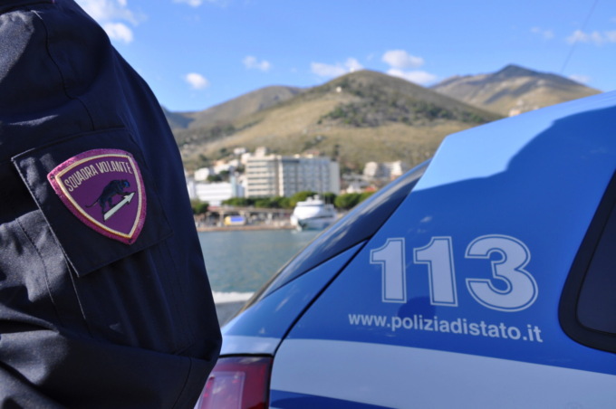 Sceglieva come vittime gli anziani, poi li derubava con la tecnica dell’abbraccio