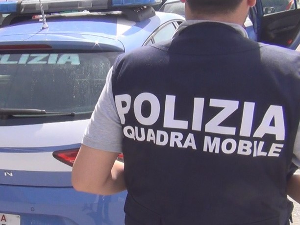 Aveva rapinato un negozio armato di siringa, la polizia lo becca in centro a Vicenza e lo porta in carcere