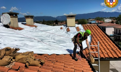 Terzo giorno di lavoro per riparare i tetti rovinati dalla grandine