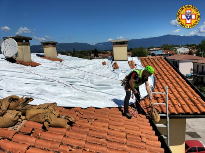 Terzo giorno di lavoro per riparare i tetti rovinati dalla grandine