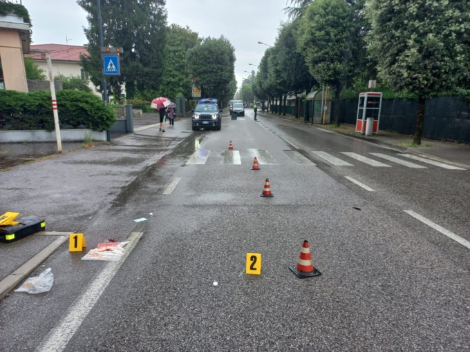 Schio, pedone 83enne investito da un furgone mentre attraversa: è in prognosi riservata