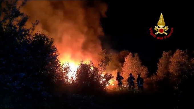 Barbarano Mossano, video e foto dell’incendio rifiuti in zona artigianale: non si esclude il dolo