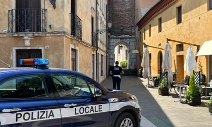 Follia a Thiene: con l'auto passa sotto il campanile, scende i gradini e attraversa la piazza dove c'era il mercato