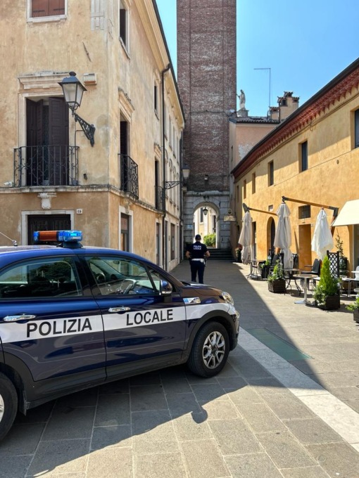 Follia a Thiene: con l’auto passa sotto il campanile, scende i gradini e attraversa la piazza dove c’era il mercato