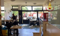 Paura a Cassola, le foto dell'auto che è piombata dentro il bar: tre feriti