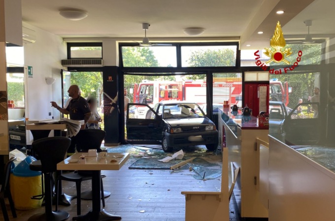 Paura a Cassola, le foto dell’auto che è piombata dentro il bar: tre feriti