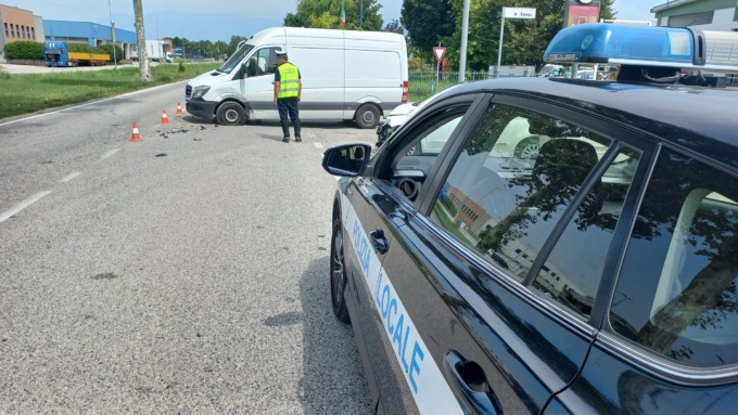 Schianto all’incrocio tra un’auto e un furgone: ferita una 45enne di Breganze