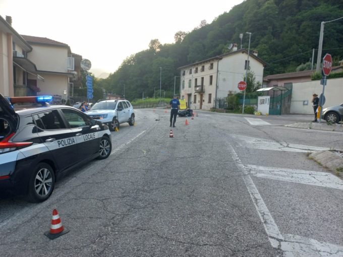 L’impatto con l’auto è stato inevitabile: ricoverato con diverse fratture un 24enne 