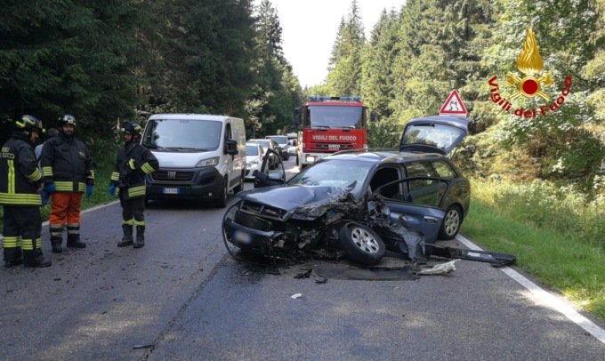 Grave incidente tra auto a Roana: ferite due donne incinta e una coppia di anziani